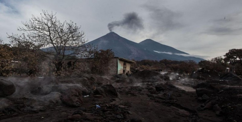 Volcán de Fuego de Guatemala sigue con explosiones y constantes avalanchas