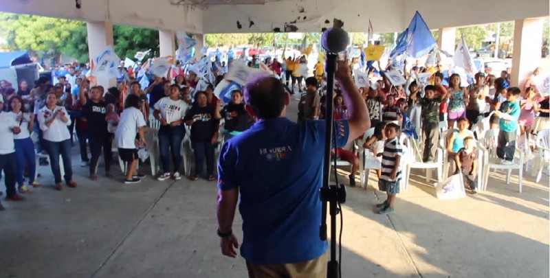 Alejandro Higuera visita las comunidades de Mármol y El Habal