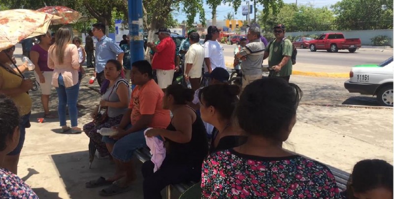 Se manifiestan trabajadores del sector pesquero ante la falta de pagos