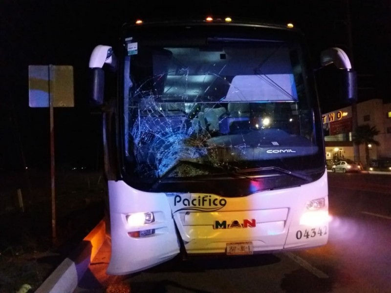 Camion de pasajeros atropella a una persona y muere