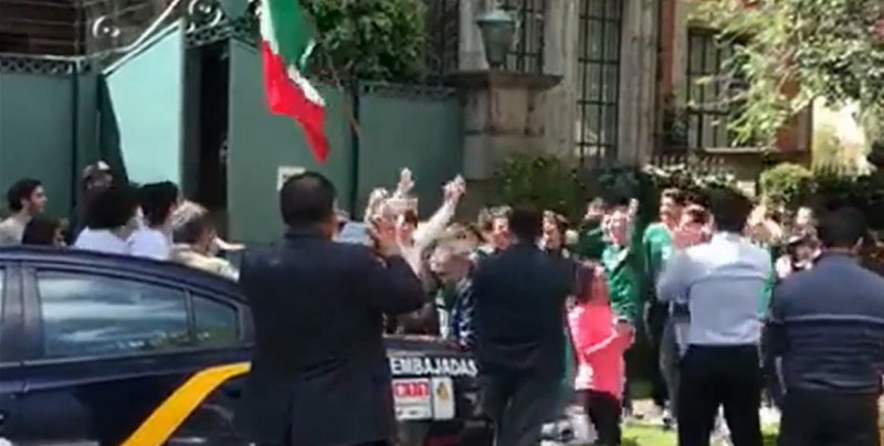 Mexicanos llegan a la embajada de Corea del Sur y ¡hacen esto!