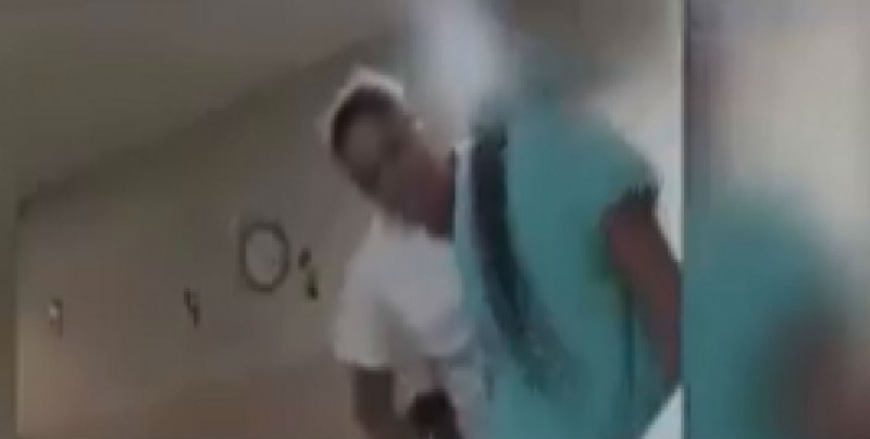 Enfermera golpea a paciente menor de edad en el IMSS