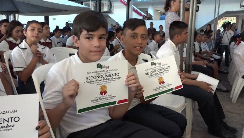 Reconocen a estudiantes y maestros destacados