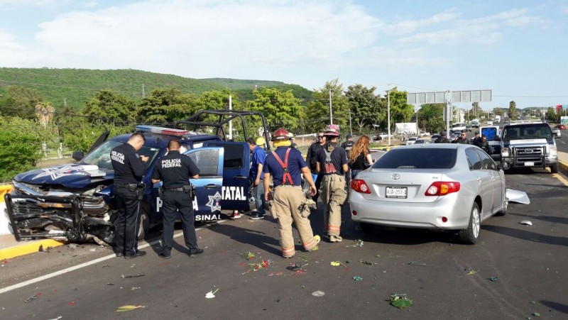 Mujer choca a policías