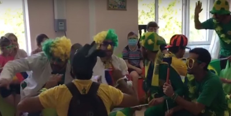 #Video Porra brasileña lleva el espíritu del Mundial a un hospital infantil en Rusia