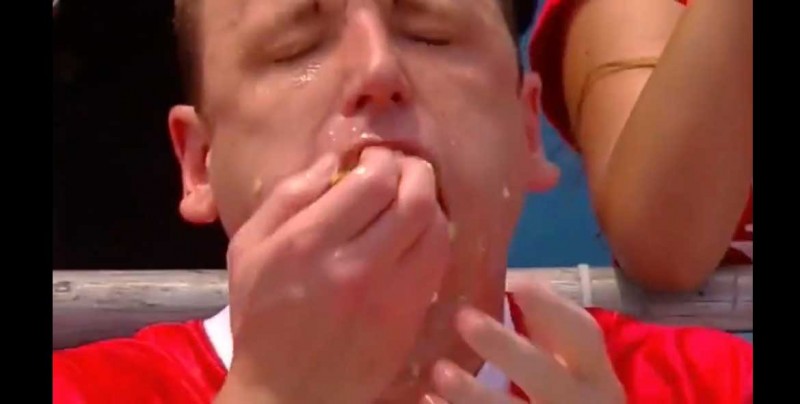 #Video Rompe récord y come ¡74 hot dogs en 10 minutos!