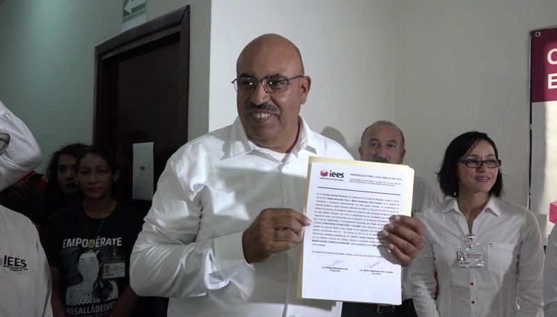 Recibe constancia de mayoría "El Capi"en el Distrito XXI