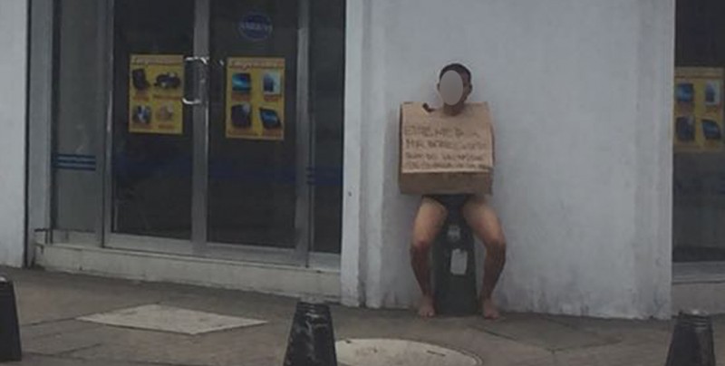 Dejan a joven desnudo con letrero en el centro de Culiacán