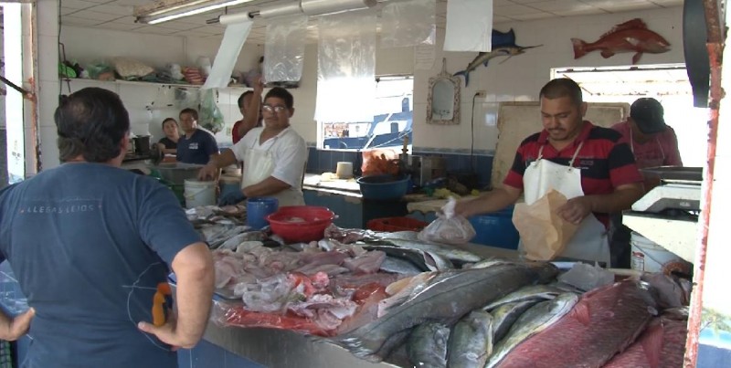 Sólo durante fines de semana aumenta la venta de pescado en el embarcadero