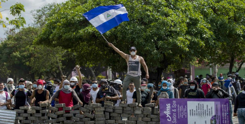 Al menos 4 policías y un civil muerto durante protesta en Nicaragua