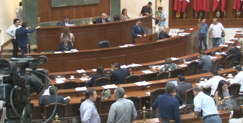 Siguen regresando legisladores al Congreso