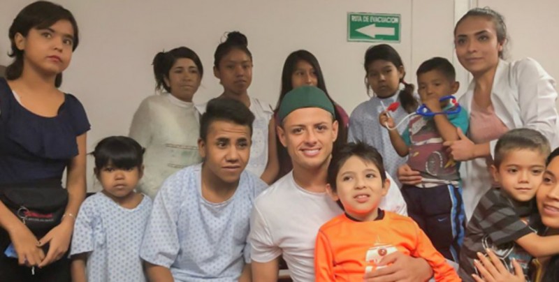 "Chicharito" Hernández visita en México a niños con cáncer