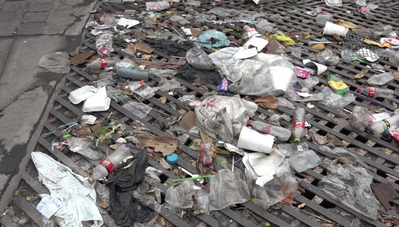 Basura se acumula en rejillas pluviales