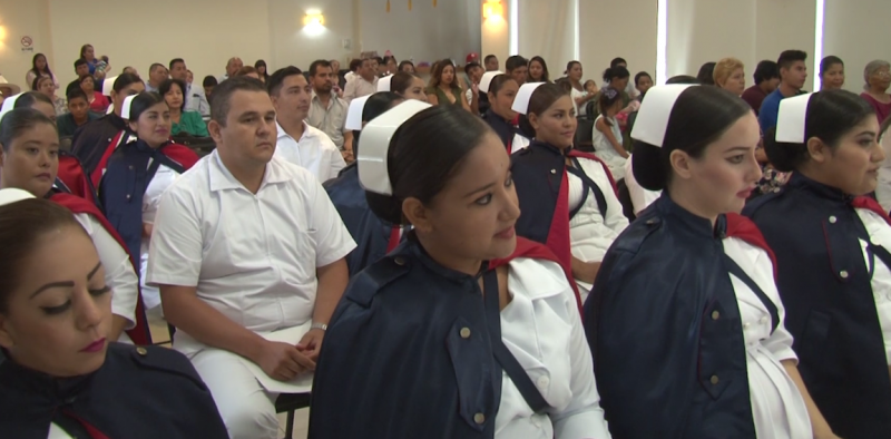 Se gradúan 17 alumnos de enfermería en Cruz Roja