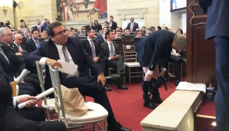 Senador colombiano se bajó los pantalones en el Congreso