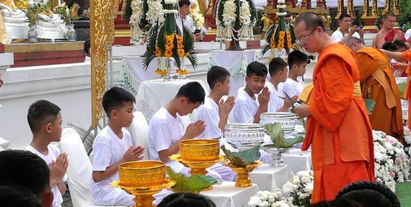 Niños tailandeses rescatados inician ceremonia para ordenarse monje budista