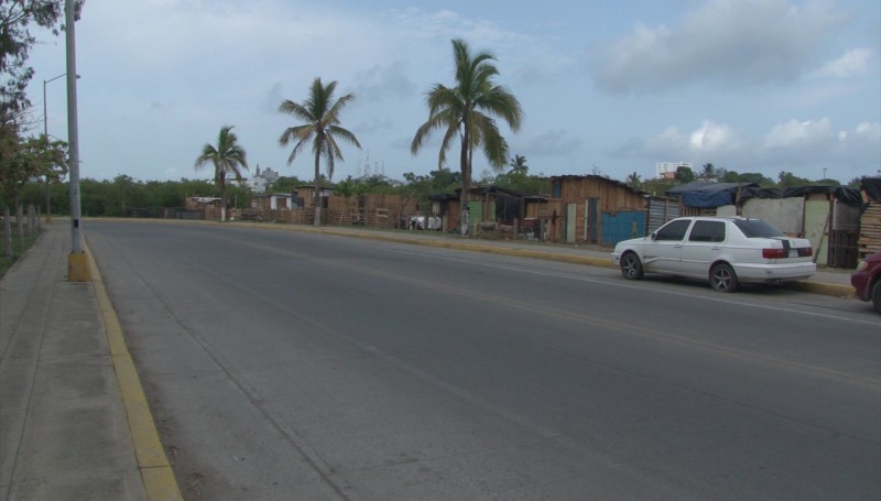 Permanecen 45 familias en invasión