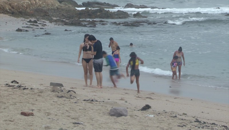 Continúa oleaje alto, piden salvavidas precaución
