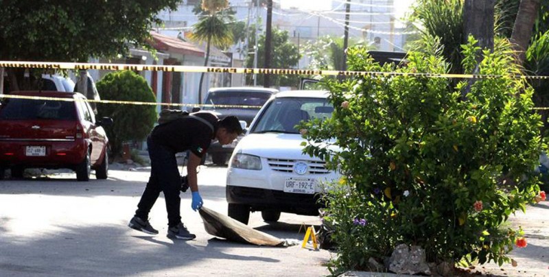 Policías hallan bolsas con restos humanos en Cancún