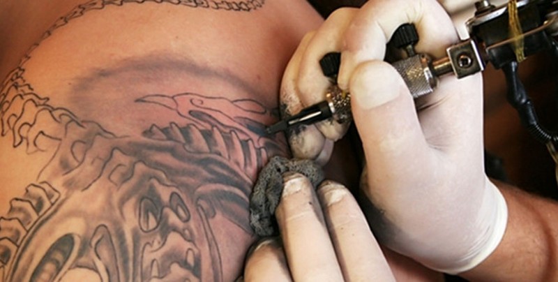Tatuajes y perforaciones corporales aumentan casos de hepatitis