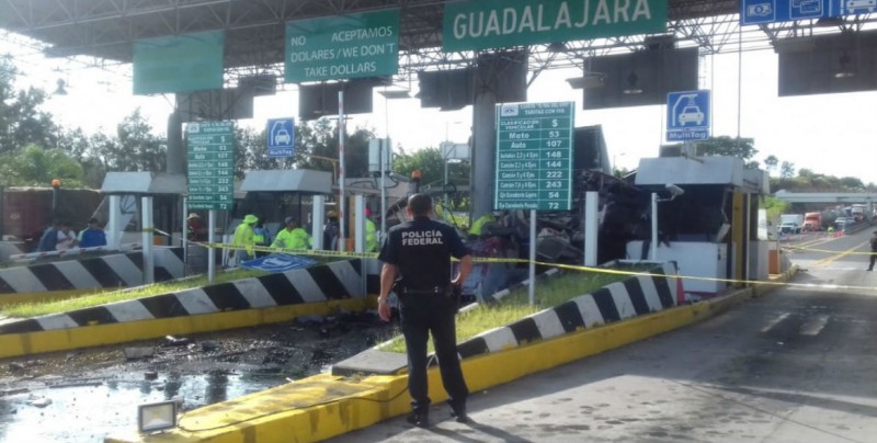 Tráiler se impacta en caseta de cobro Guadalajara-Tepic