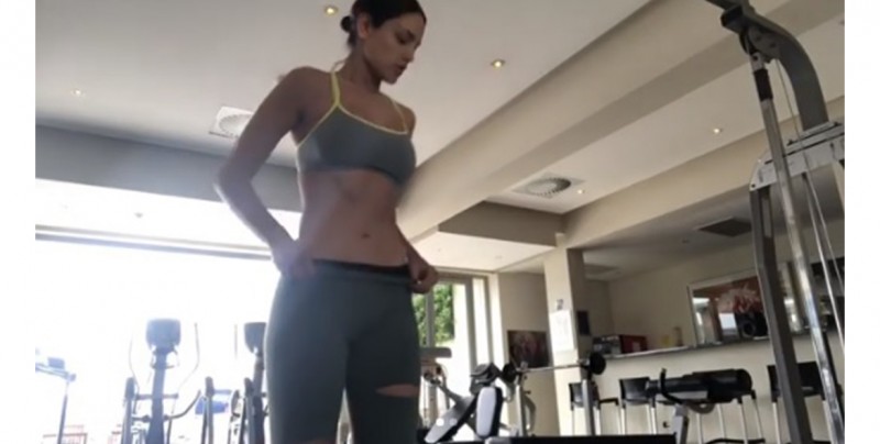 #Video Eiza González muestra su sexy abdomen haciendo ejercicio