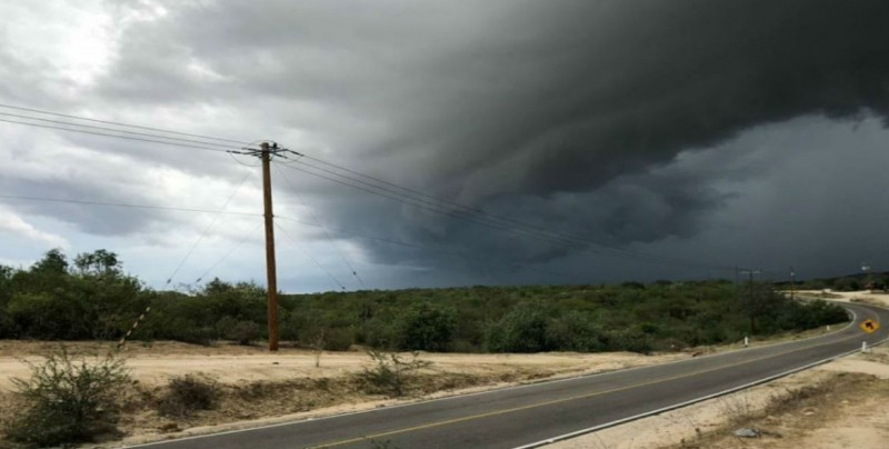 Trayectoria del Huracán "John" mantiene lluvias en Los Cabos