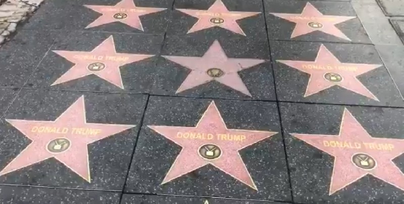 Pegan estrellas falsas de Donald Trump por el Paseo de la Fama