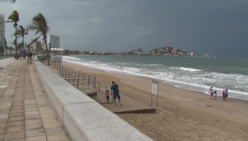 Continúa oleaje intenso en Mazatlán
