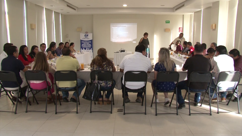 Ejecutivos de Ventas y Mercadotecnia participan en conferencia