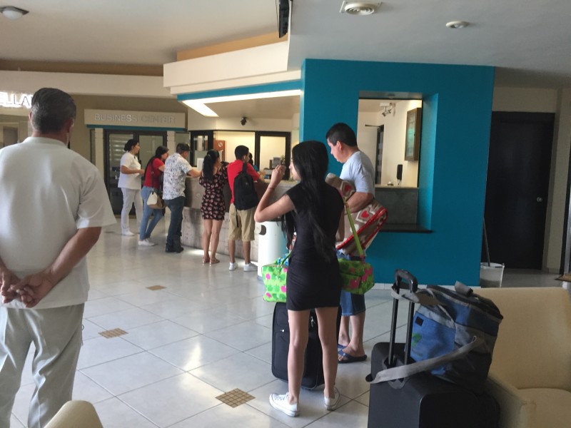 Turistas aprovechan los últimos días de vacaciones en Mazatlán