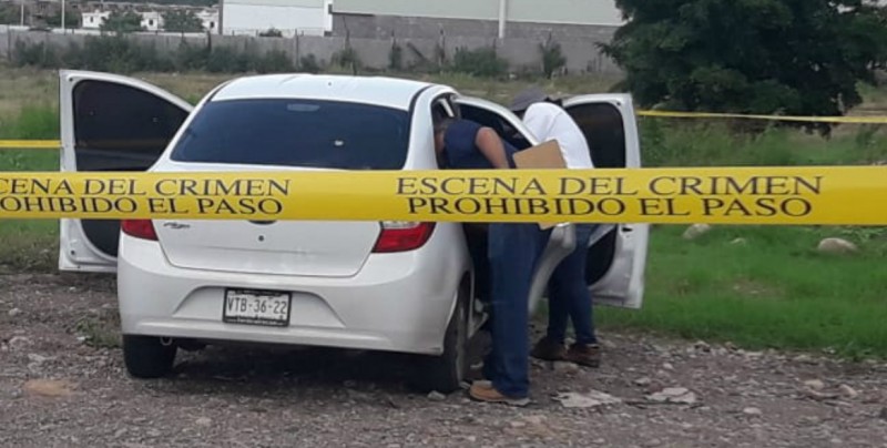 Lo encuentran asesinado al interior de automóvil