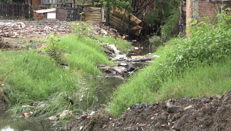 Agua estancada, basura e inundaciones en la Estero