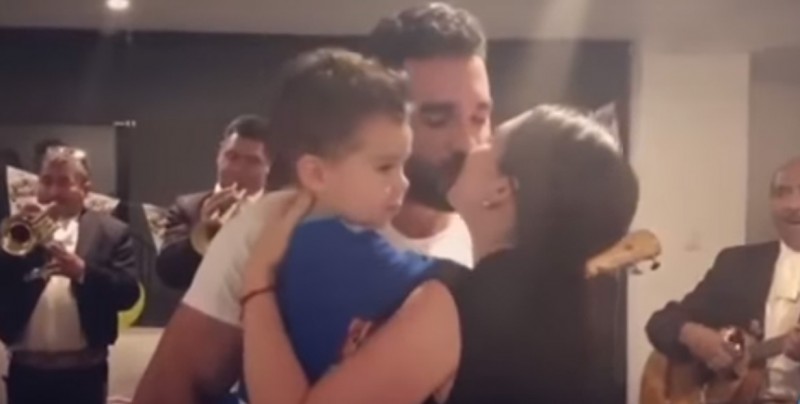 #Video Con una sorpresa Marcus Ornellas le pide matrimonio a Ariadne Díaz