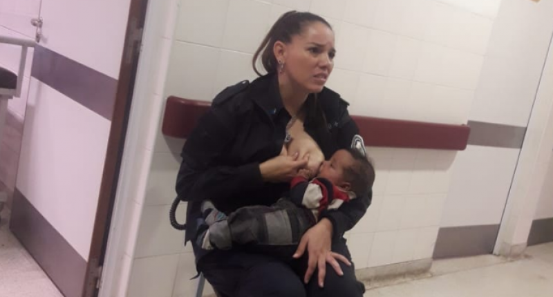 Mujer policía amamanta a bebé en un hospital