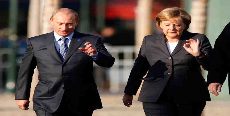 Merkel y Putin se reúnen urgidos por necesidad de diálogo y de nuevo rumbo