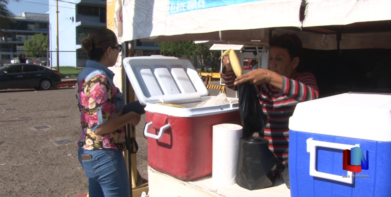 En Cajeme, la señora Beatriz se gana la vida con la venta de tamales