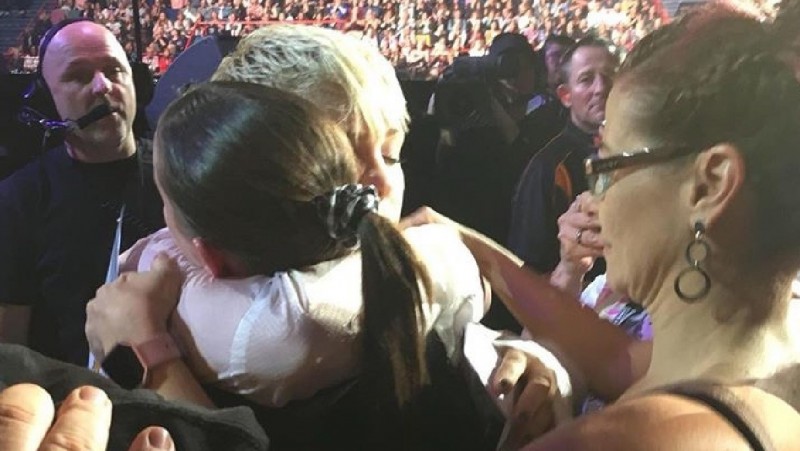 Pink abraza a una joven fan en duelo