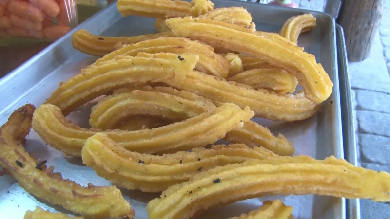 Con trabajo y dedicación cocina panes y frintangas para mantener a su familia