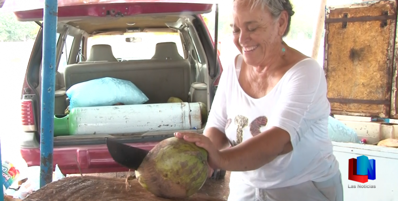 Doña Petra vive de la venta de cocos en Cajeme