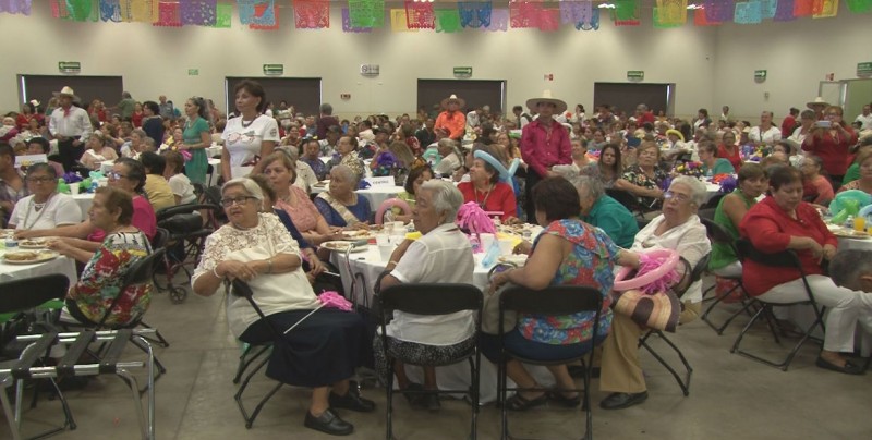 Festejan a los abuelos y anuncian mas apoyos al DIF Sinaloa