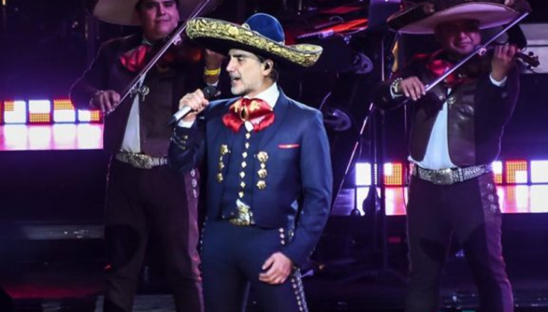 Alejandro Fernández causa polémica por su imagen en concierto