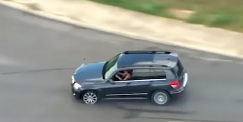 #Video Mujer huye con un bebé de la policía, ¡no imaginarás el final!