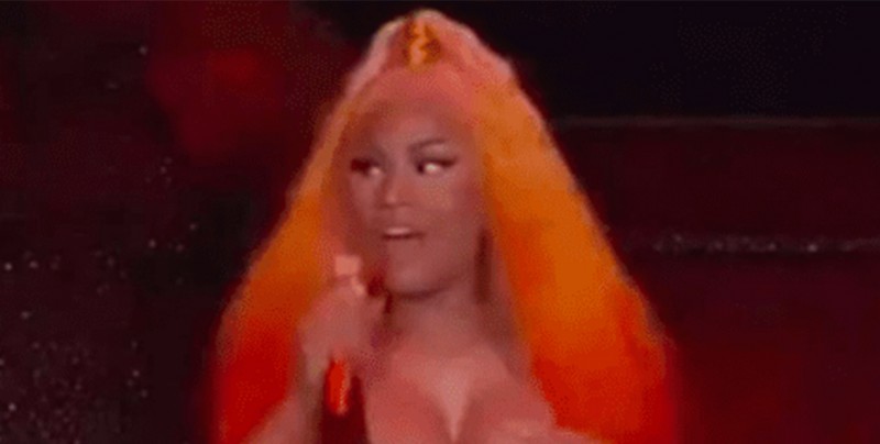#Video Nicki Minaj sufre accidente en concierto
