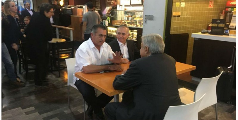 AMLO y "El Bronco" se reúnen en el aeropuerto de Monterrey