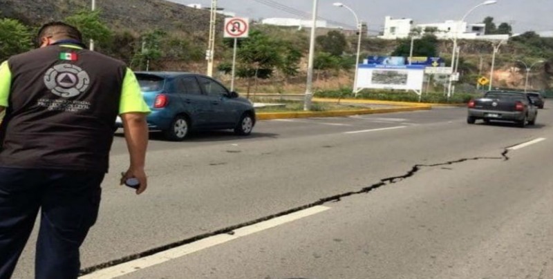 Grieta en Querétaro afecta puente vehicular