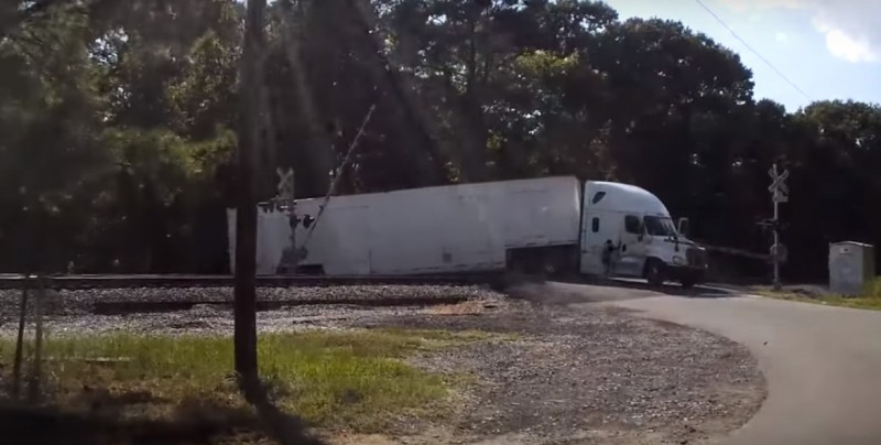 #Video Un tren parte por la mitad a un tráiler