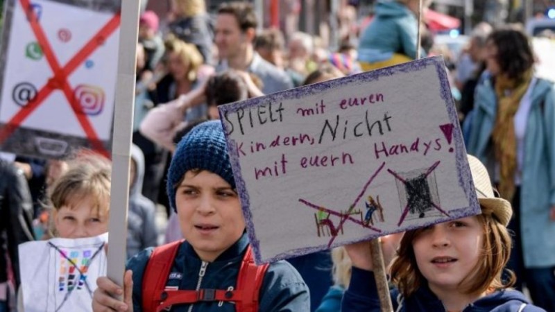 Niños marchan en Hamburgo para que sus padres jueguen con ellos