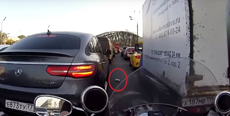 #Video Tira basura a la calle desde su auto, no imaginarás el final