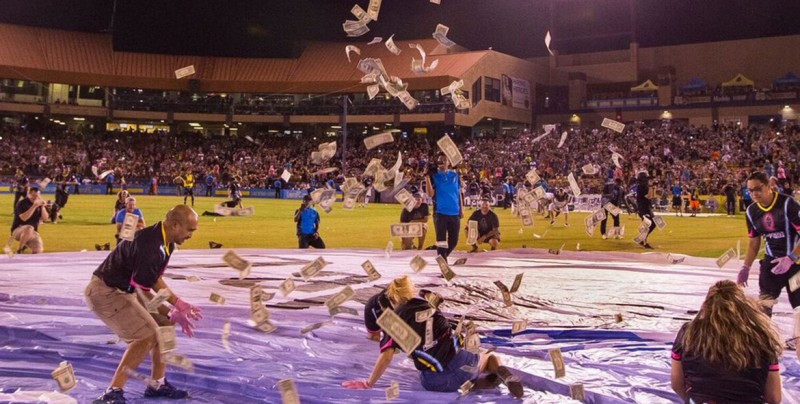 Las Vegas Lights FC regaló dinero desde un helicóptero